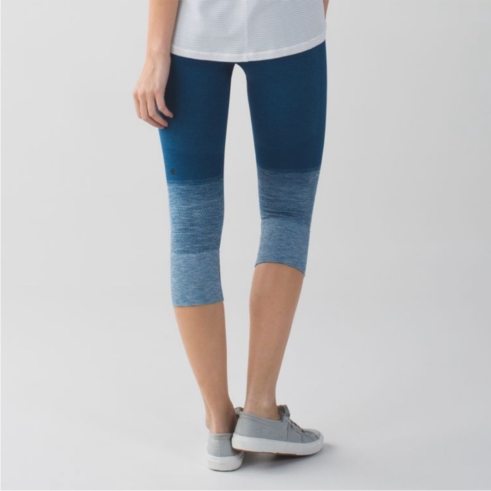 Lululemon Size 6 women's Seamlessly Street Crop Heathered Poseidon blue ombre